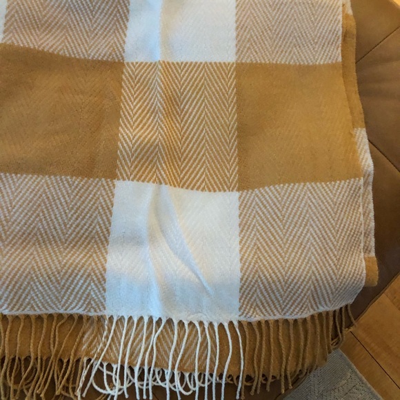 NWT Soft, Cozy, Warm Banana Republic Gold & Cream Windowpane Plaid Scarf - Picture 4 of 9